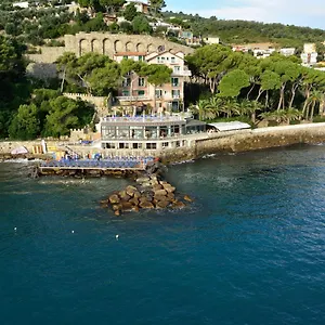 hotel-arc-en-ciel.hotelitalianriviera.com/